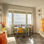 Guesthost - Breathaway Seaview Near Apartment